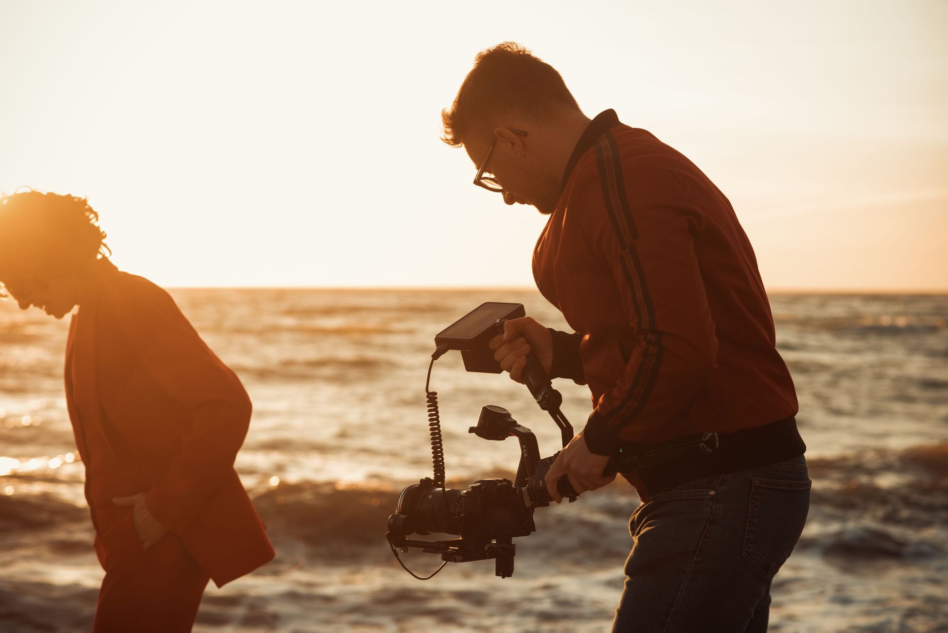 Camille - Modèle française Vidéo sur la plage à Étretat pour une modèle